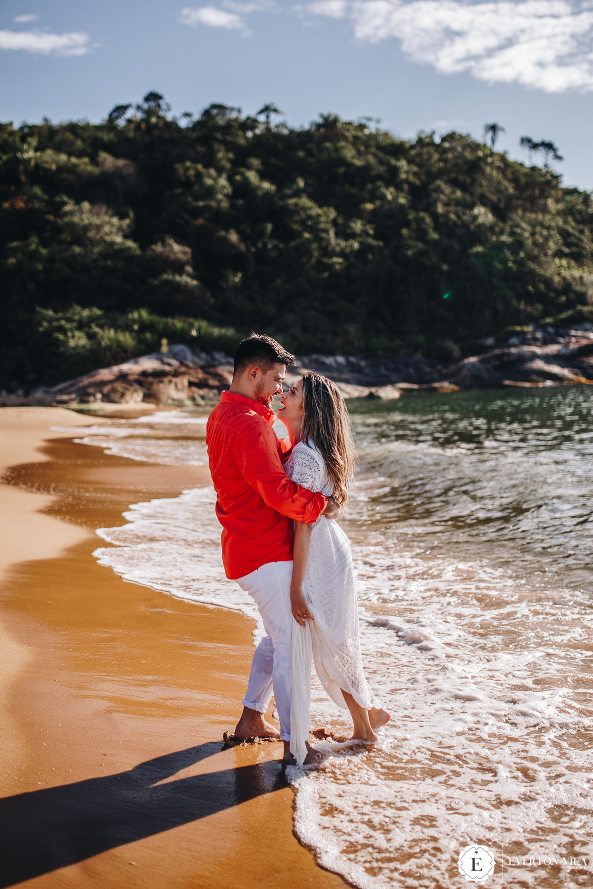 casal se divertindo em ensaio pré wedding na praia