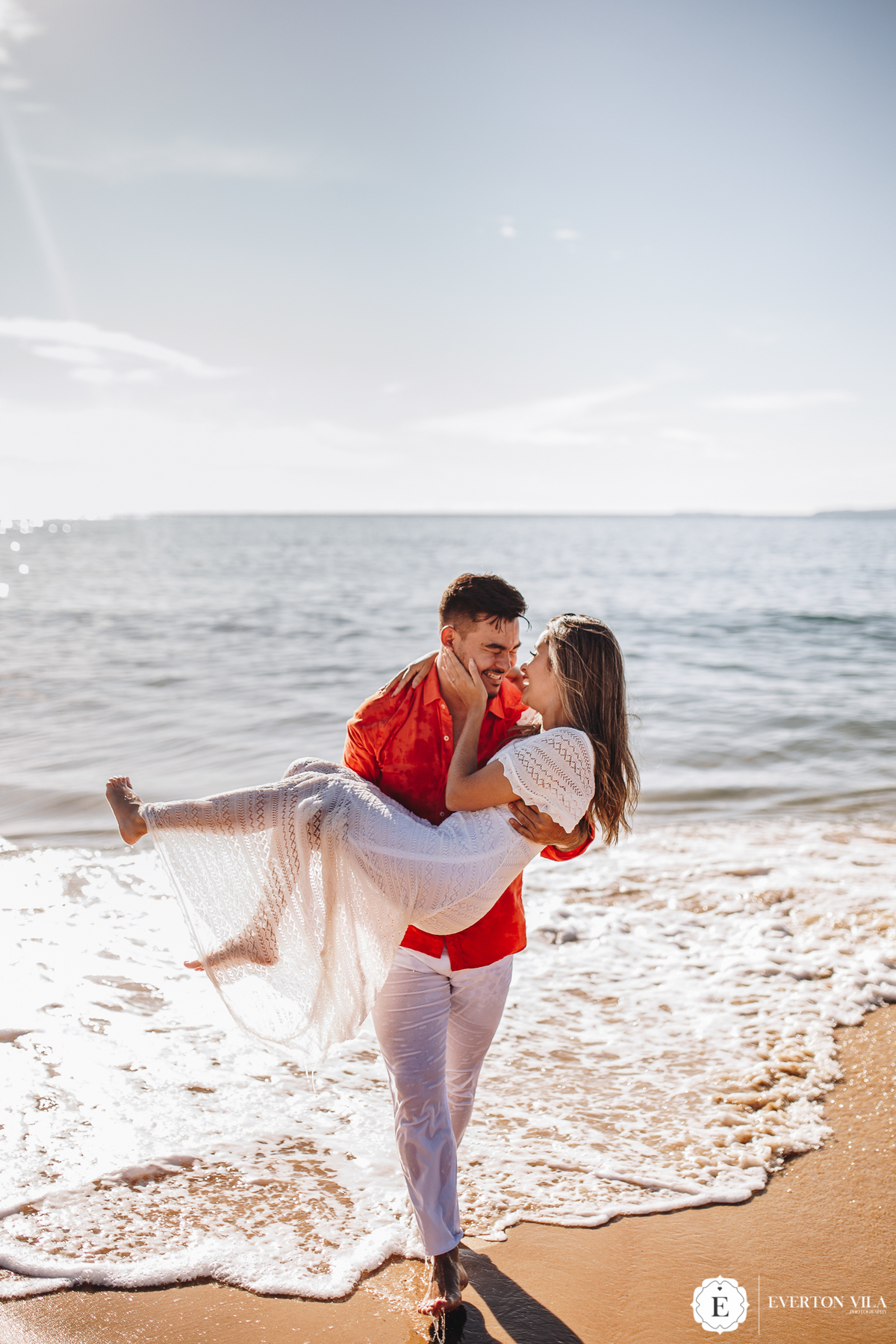 linda noiva no colo de seu noivo em balneário camboriú 