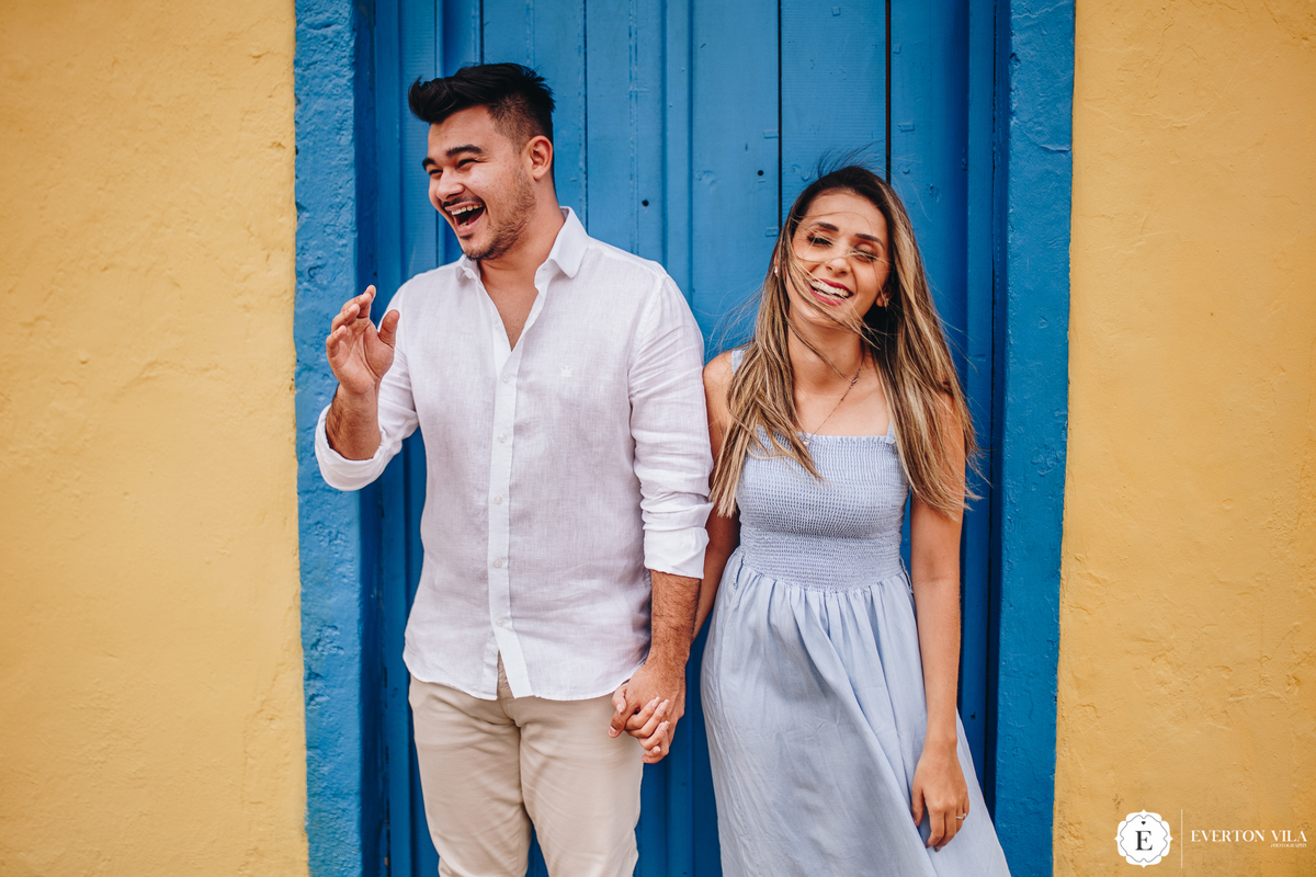 lindo casal se divertindo em sessão de fotos 