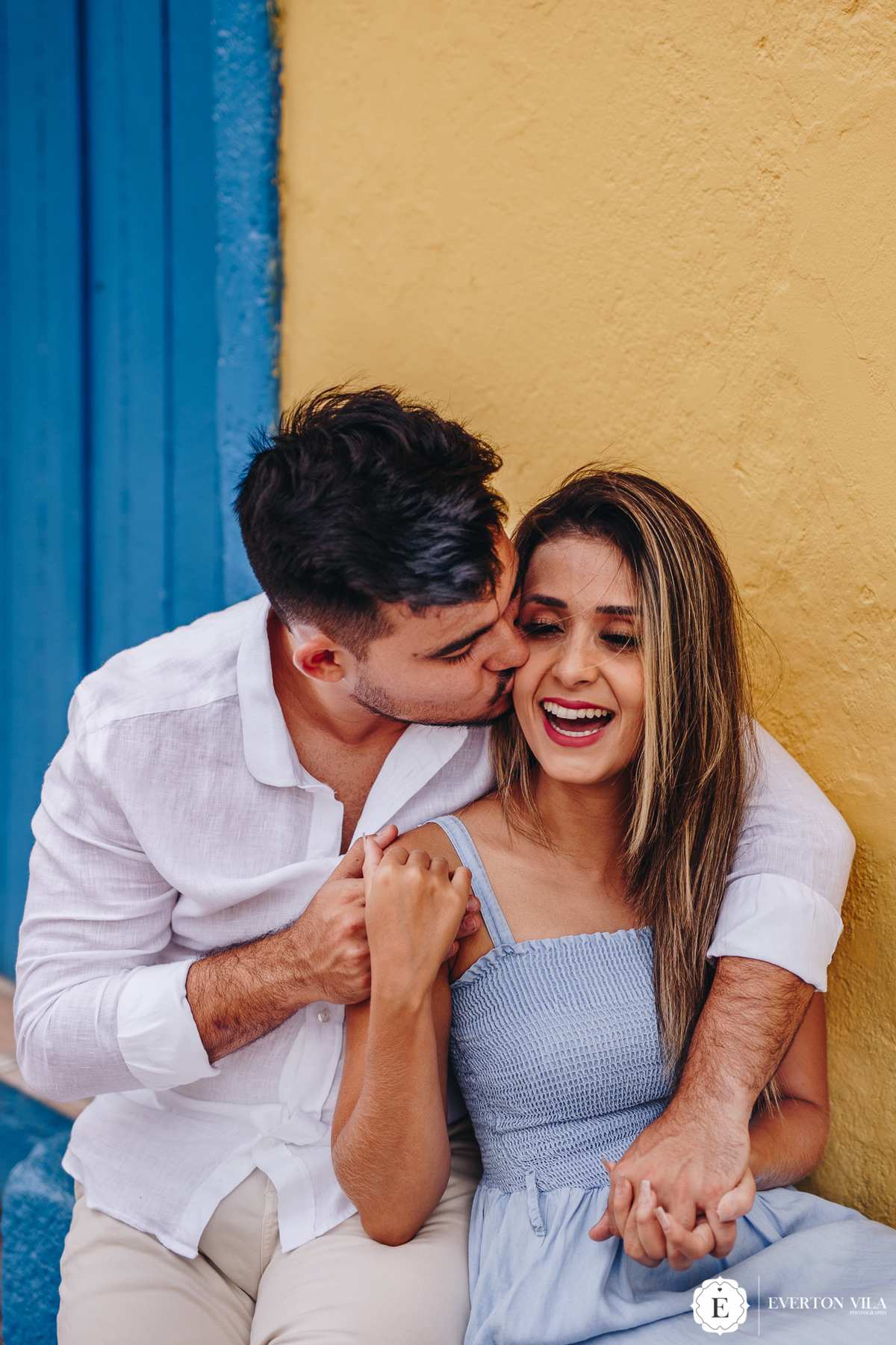 noivo beijando sua noiva em sessão de fotos no brasil