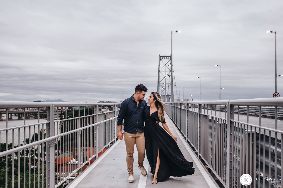 noivos com looks pretos para ensaio de casal em ponte hercílio luz