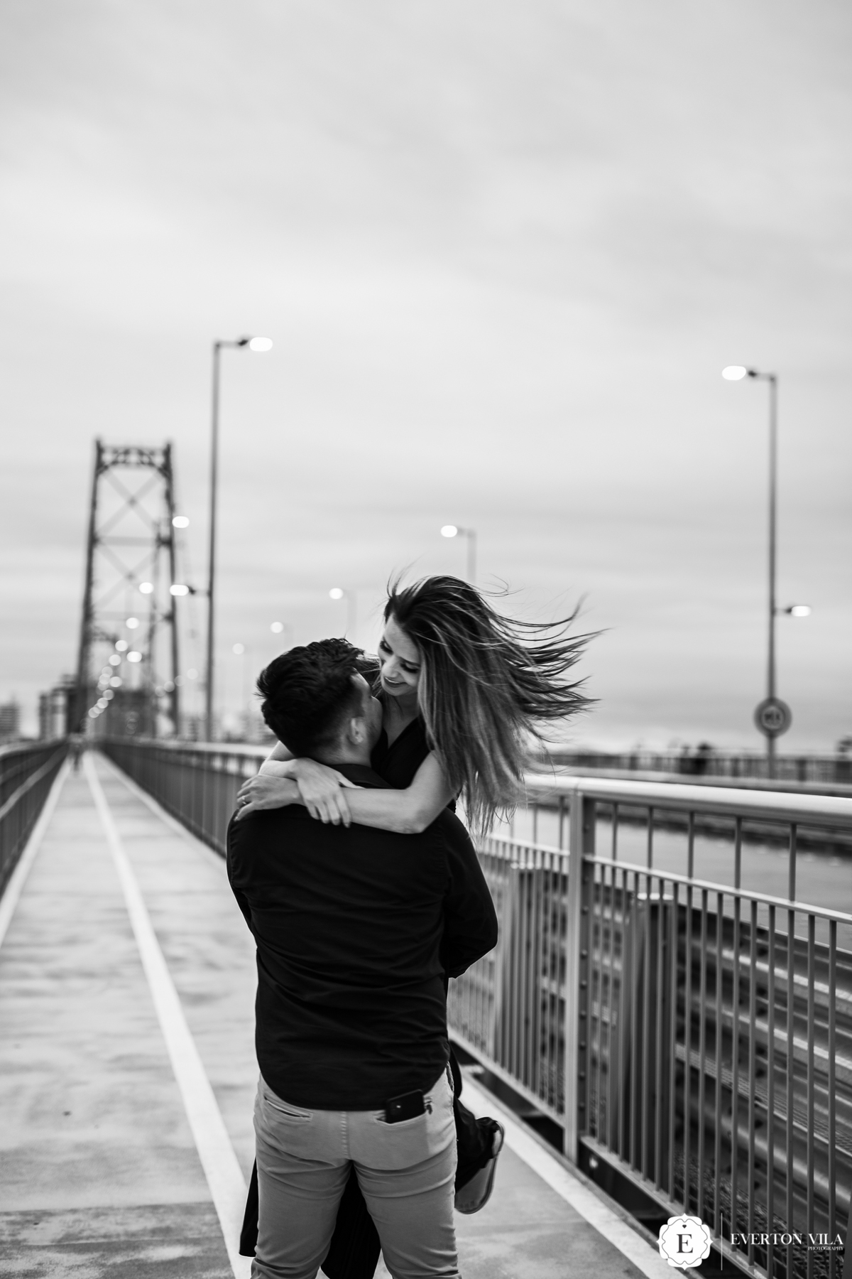 inspirações de fotos espontâneas em ponte hercílio luz em florianópolis