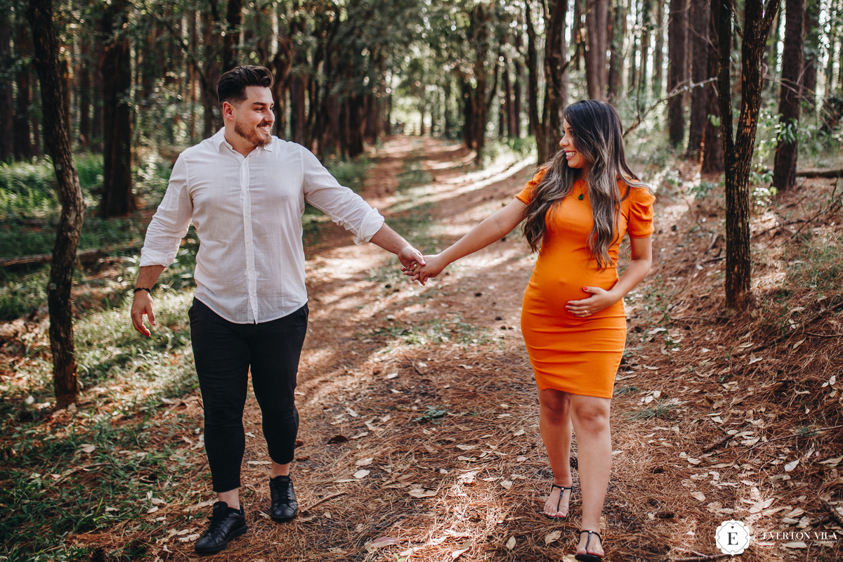 lindo casal caminhando em floresta em cianorte-pr