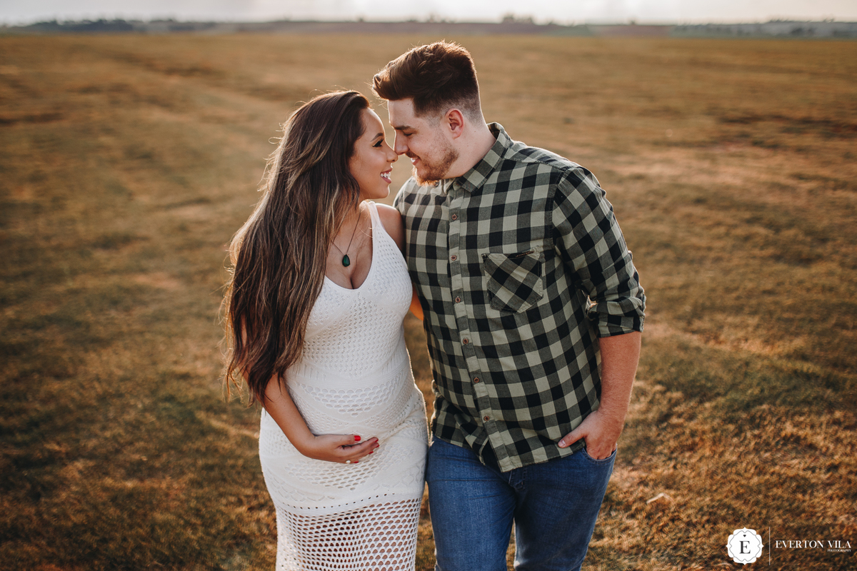 casal caminhando abraçados pelo campo em cianorte - pr