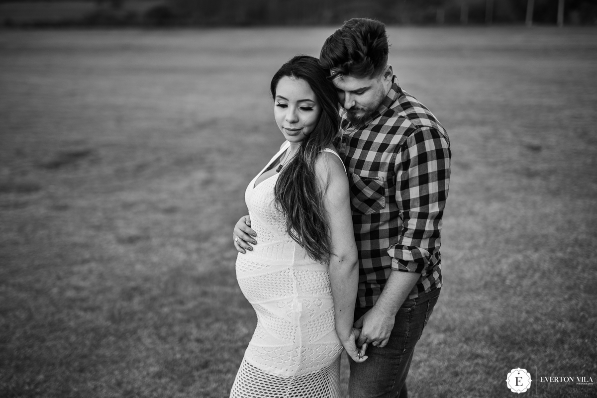casal de gestante apaixonados em sessão de fotos ao ar livre