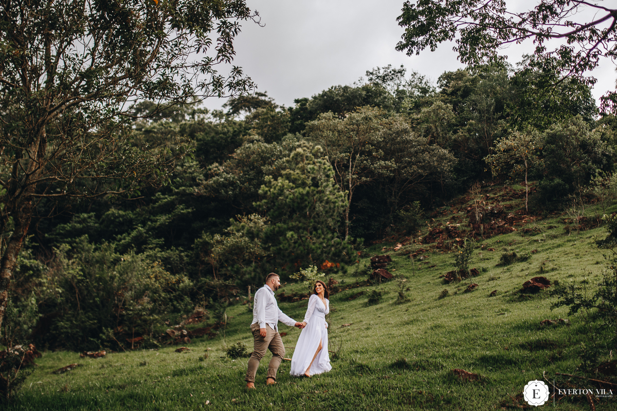 casal apaixonados andando de mão dadas em ensaio de casal