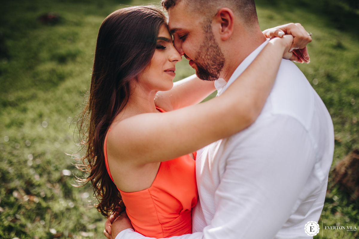 noivos apaixonados em ensaio pré casamento em faxinal