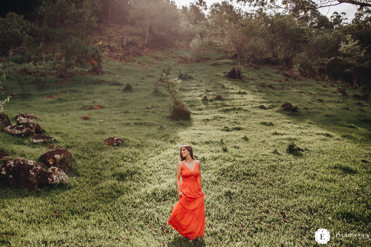 noiva maravilhosa segurando seu vestido em campo lindo no paraná