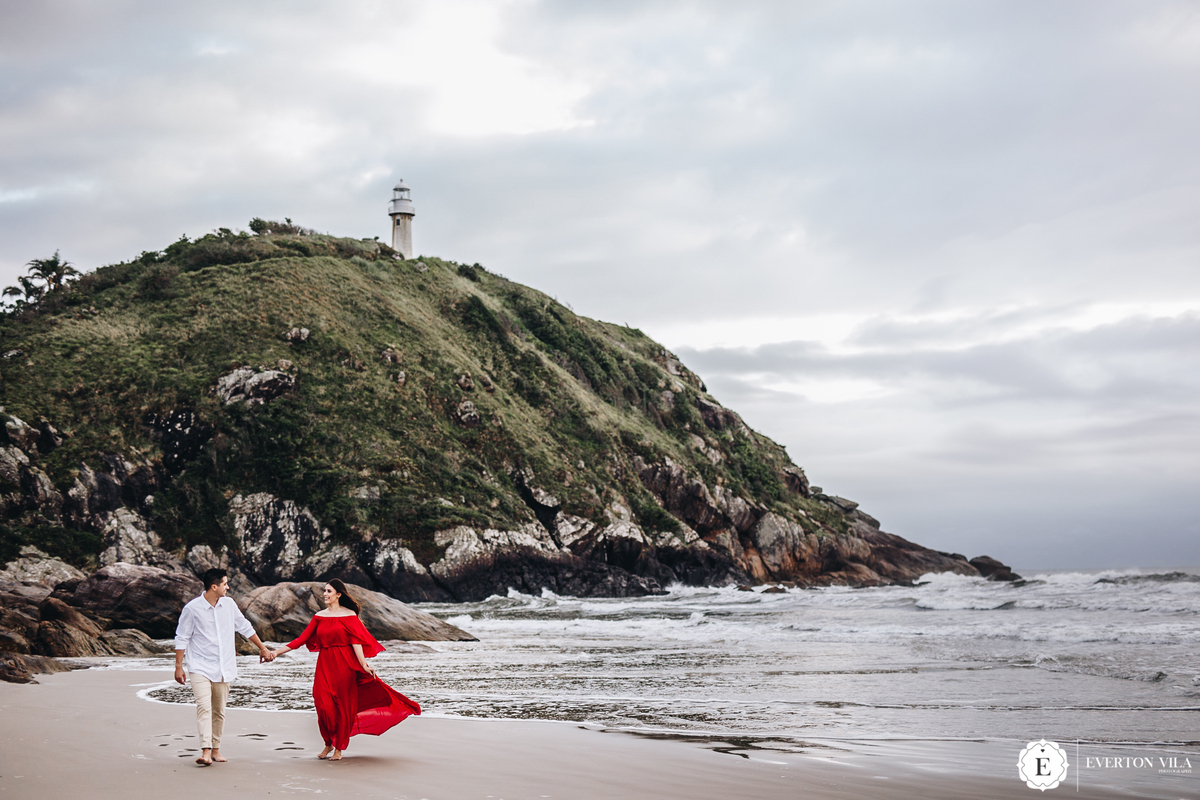 lindo casal de mãos dadas caminhando pela praia da ilha do mel