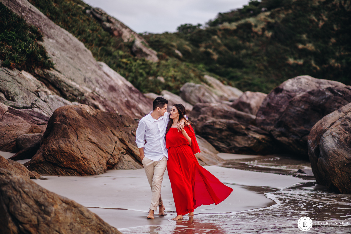 casal caminhando entre pedras na ilha do mel