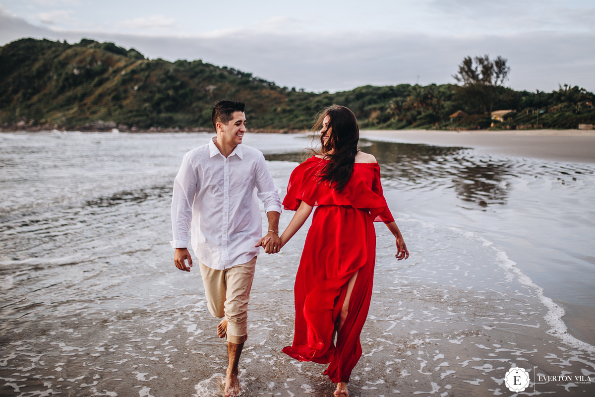 casal correndo pela praia de ilha do mel