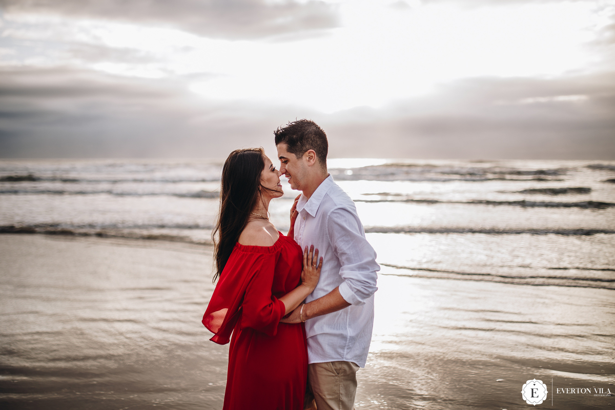 ensaio de casal romântico em praia