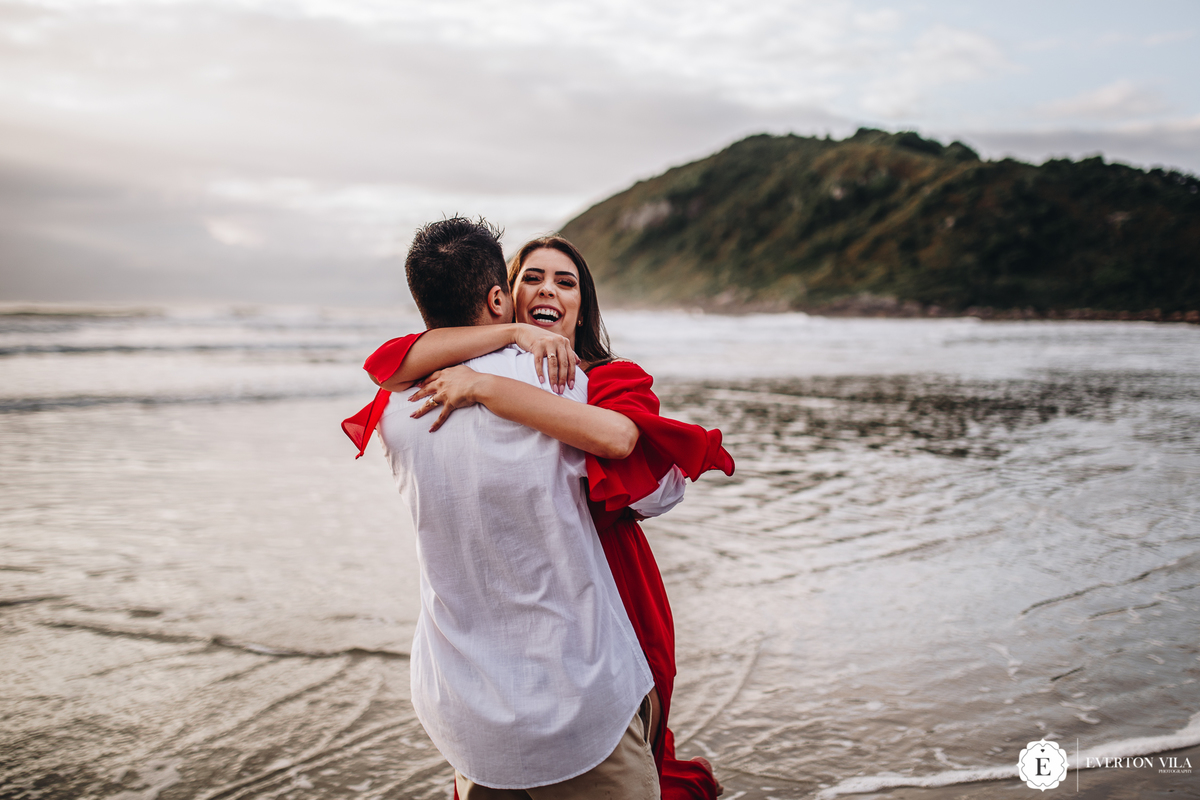 fotos espontâneas de casal na praia