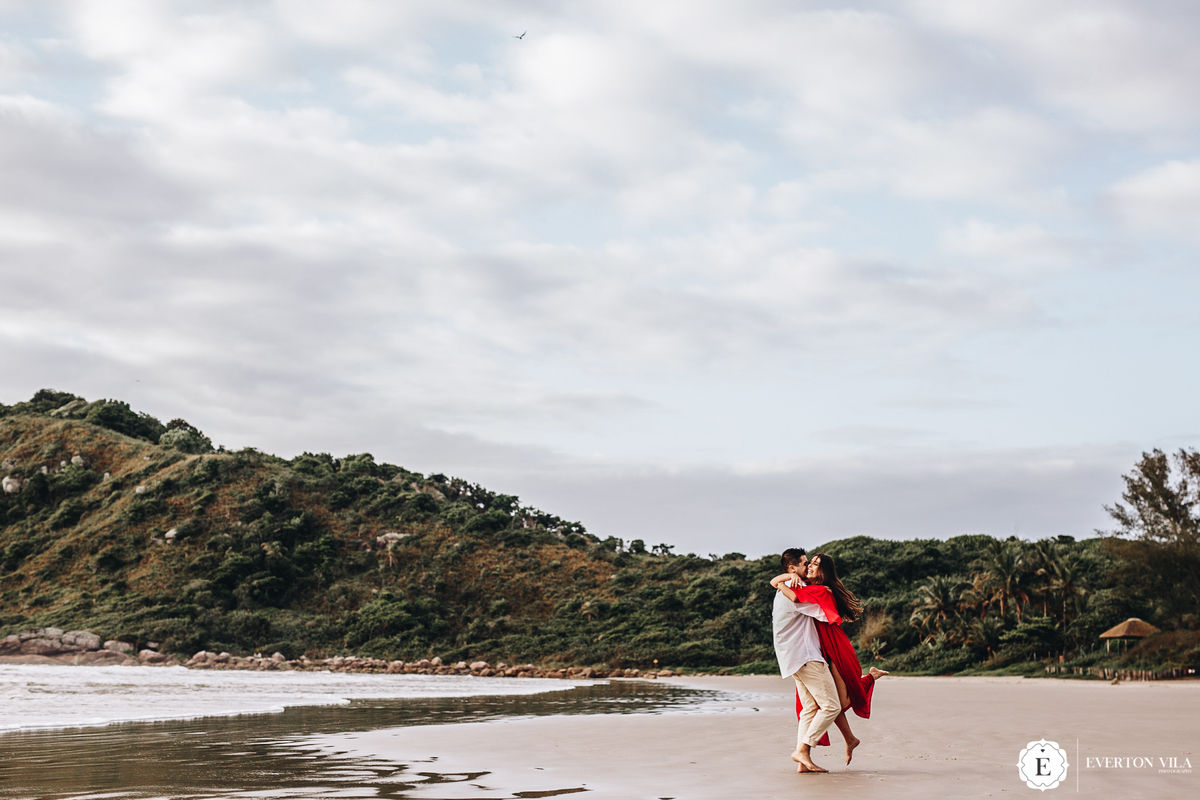 noivo segurando sua noiva no colo na praia ilha do mel-pr