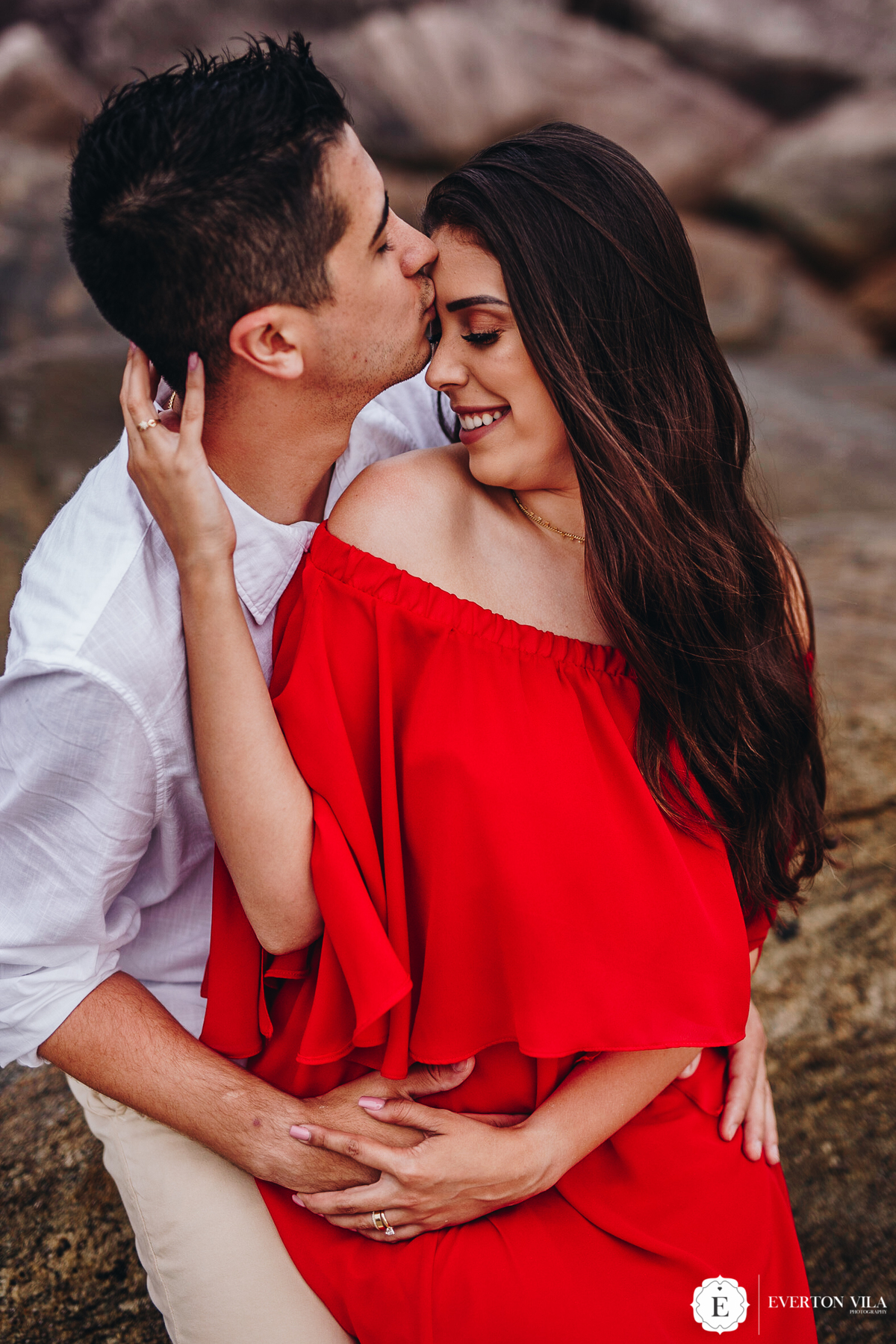 noivo beijado testa de sua noiva em ensaio de fotos