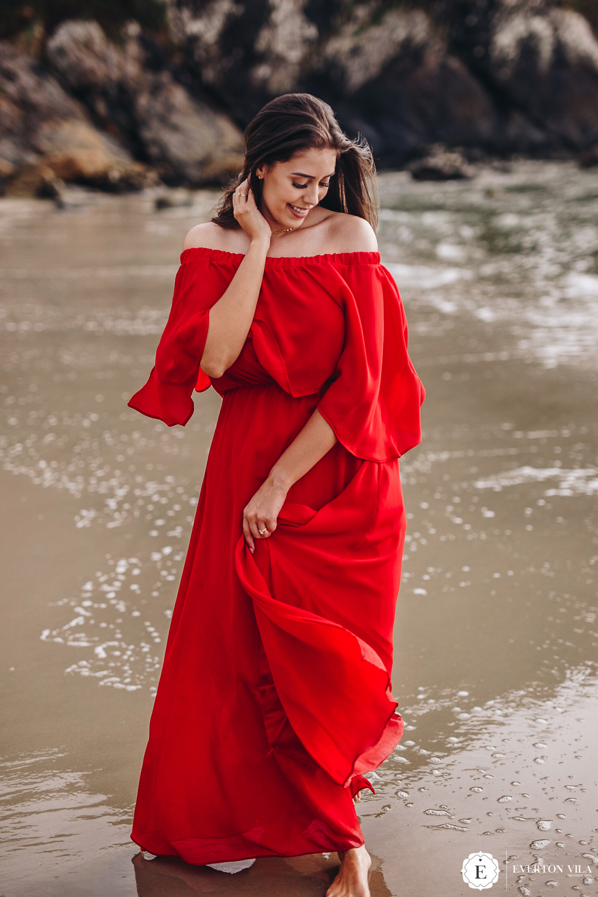 noiva segurando vestido em sessão de fotos