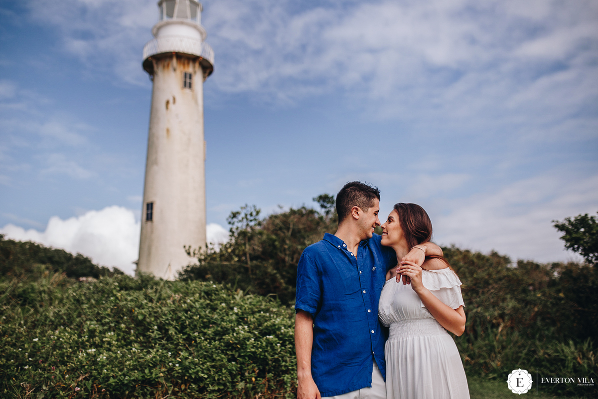 casal apaixonado caminhando pelo farol na ilha do mel