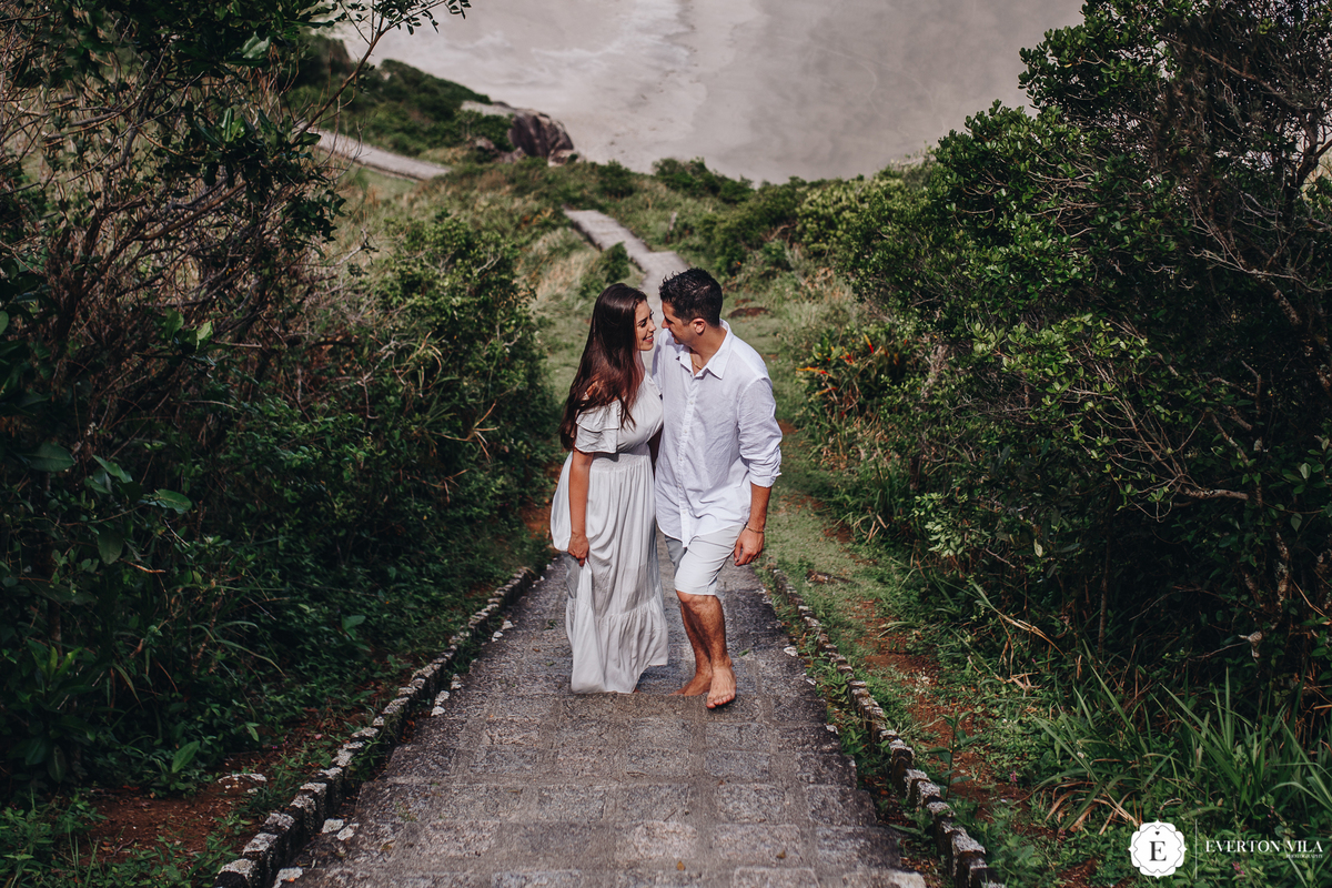 casal andando pelas escadarias da ilha do mel