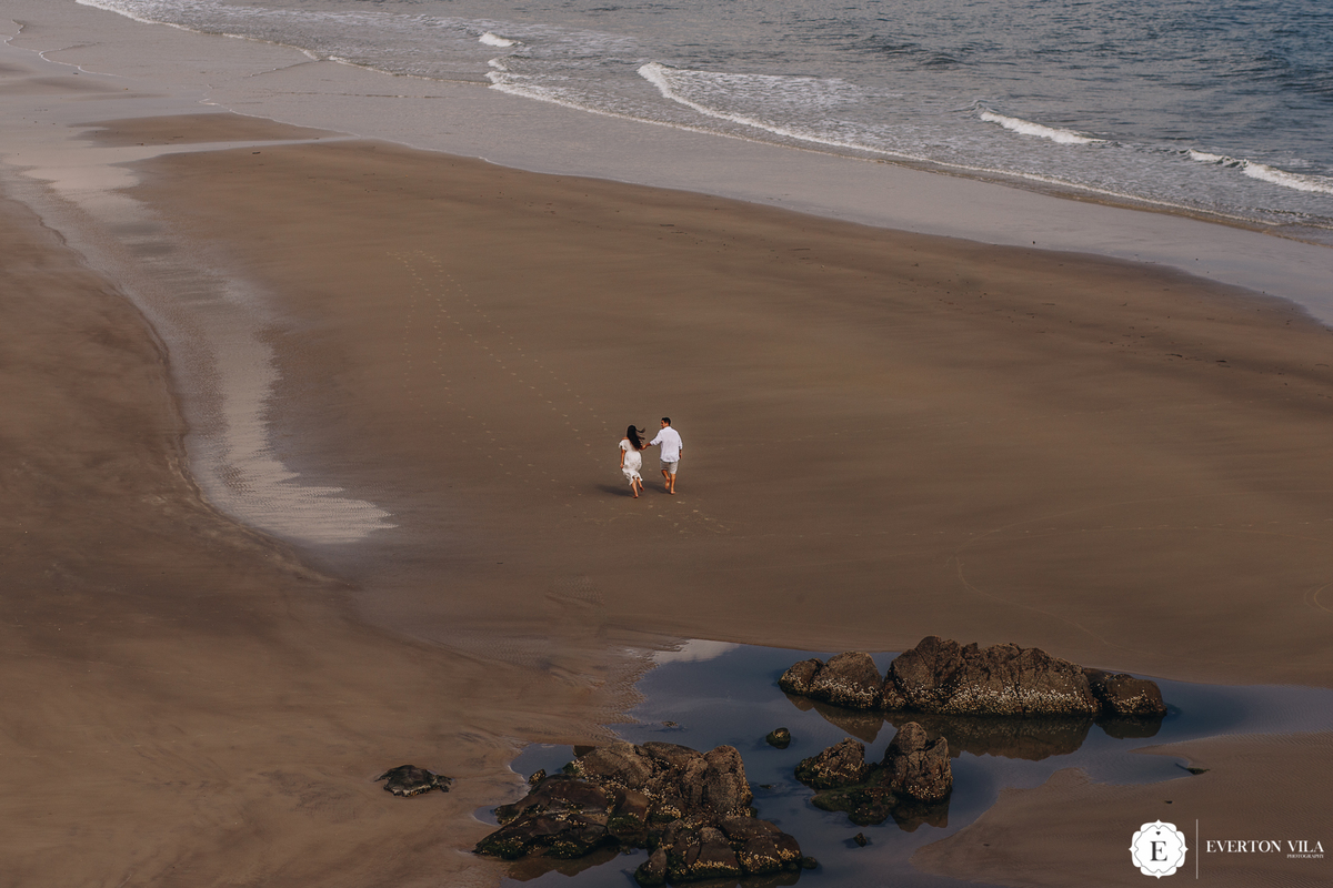 inspirações de fotos para ensaio de casal na praia