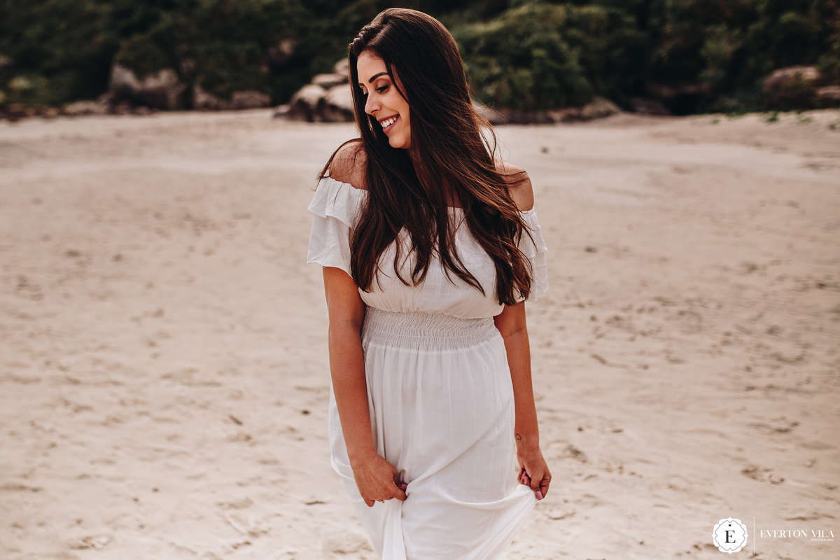 lindo vestido branco para ensaio de casal na praia