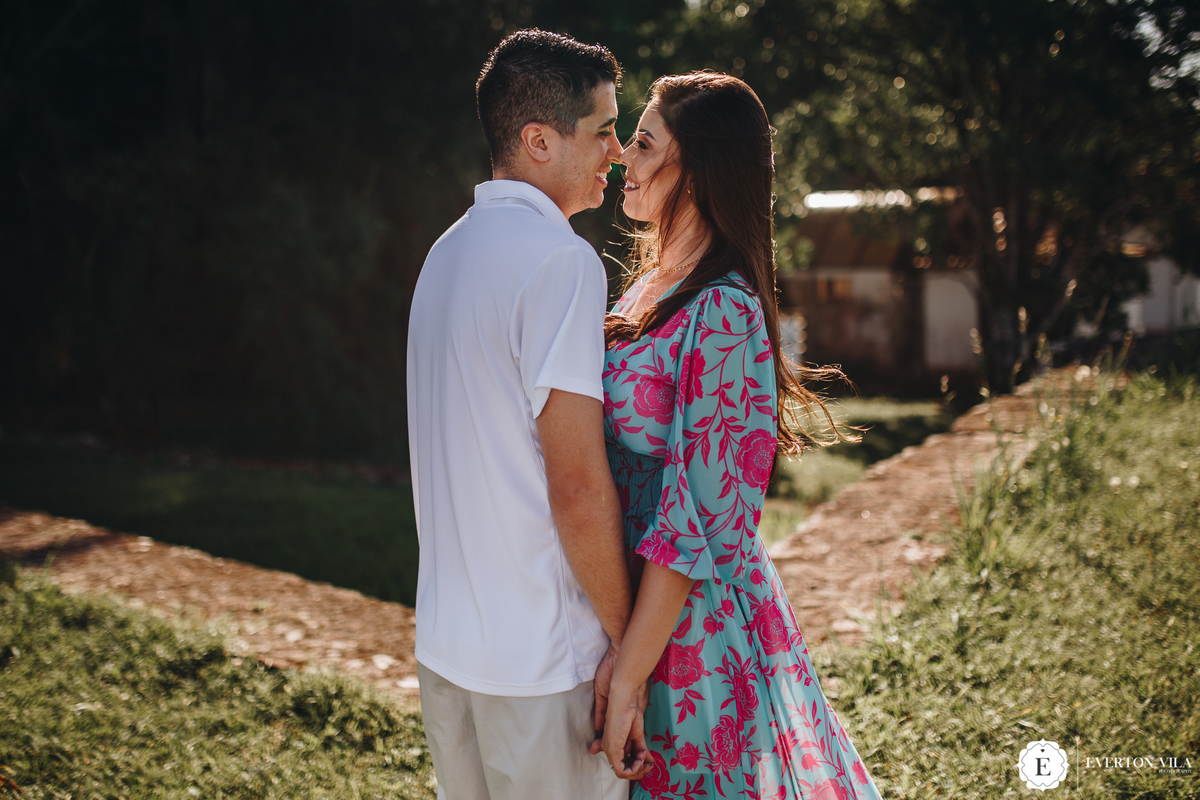 casal apaixonado em sessão de fotos na ilha do mel no paraná