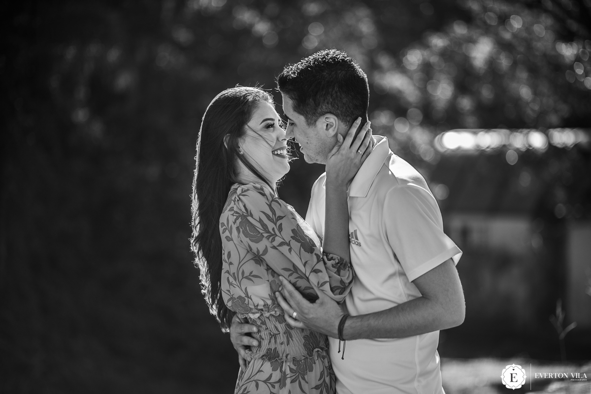 lindo casal se divertindo em sessão de fotos 