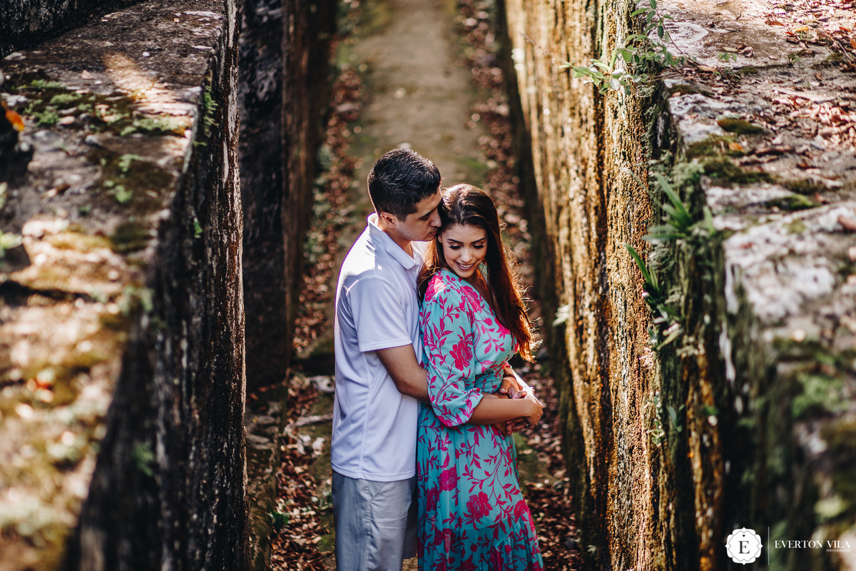 casal apaixonado abraçados em corredor do forte na ilha do mel