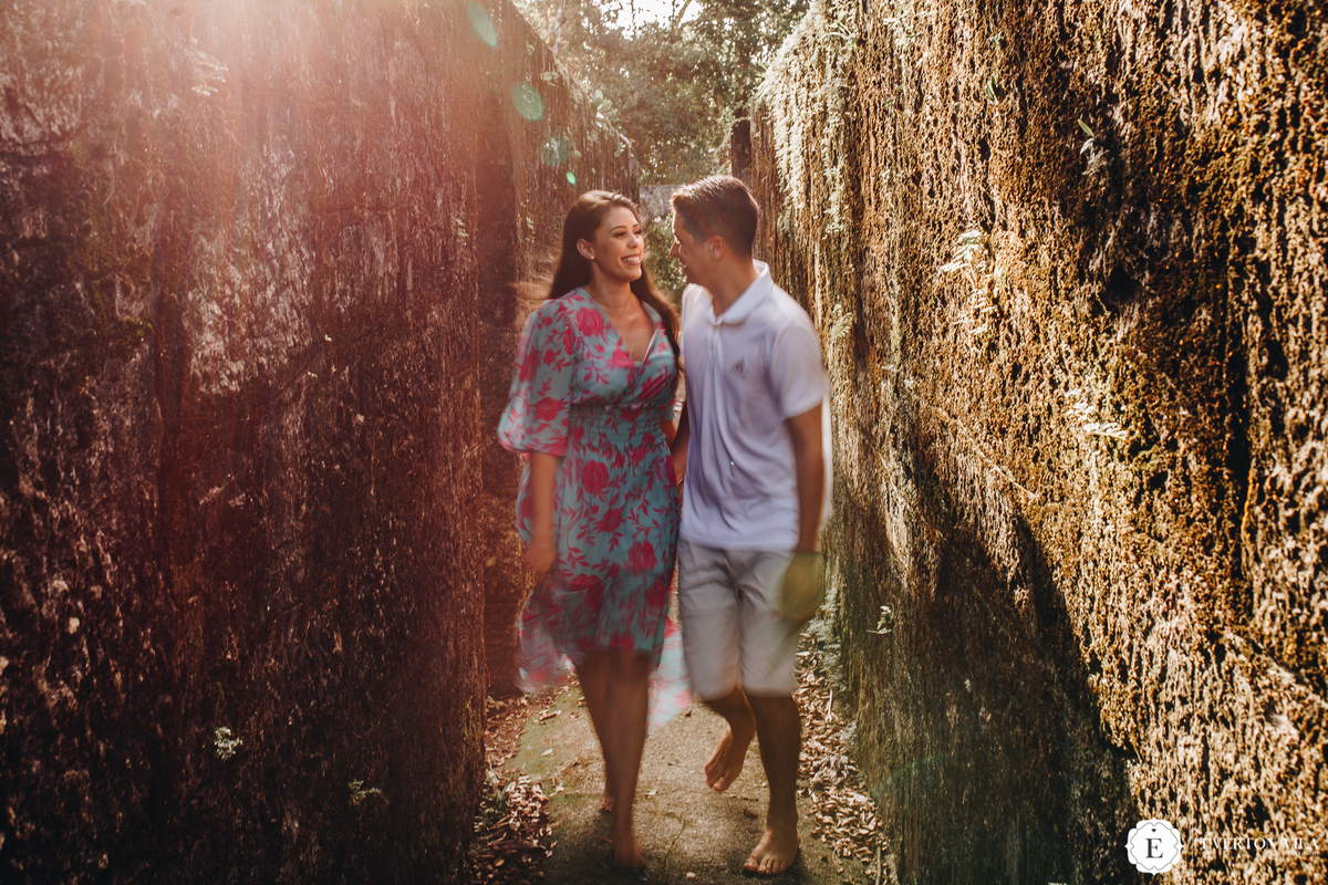 linda foto de casal em corredor de pedras na ilha do mel