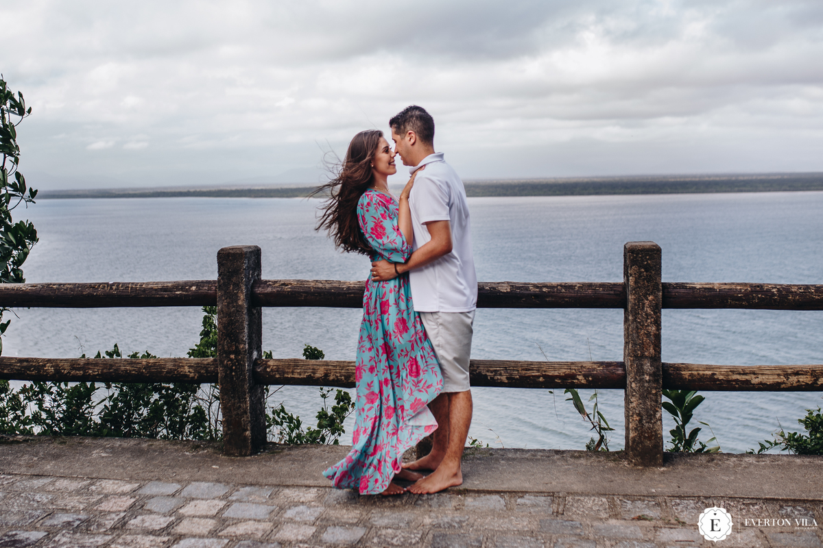 noiva abraçada com seu noivo em sessão de fotos na ilha do mel no brasil