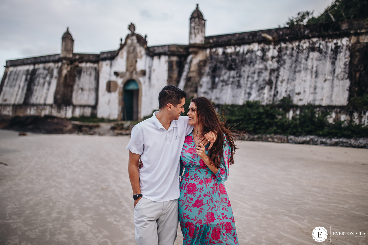 noivo abraçado com sua noiva em forte na ilha do mel