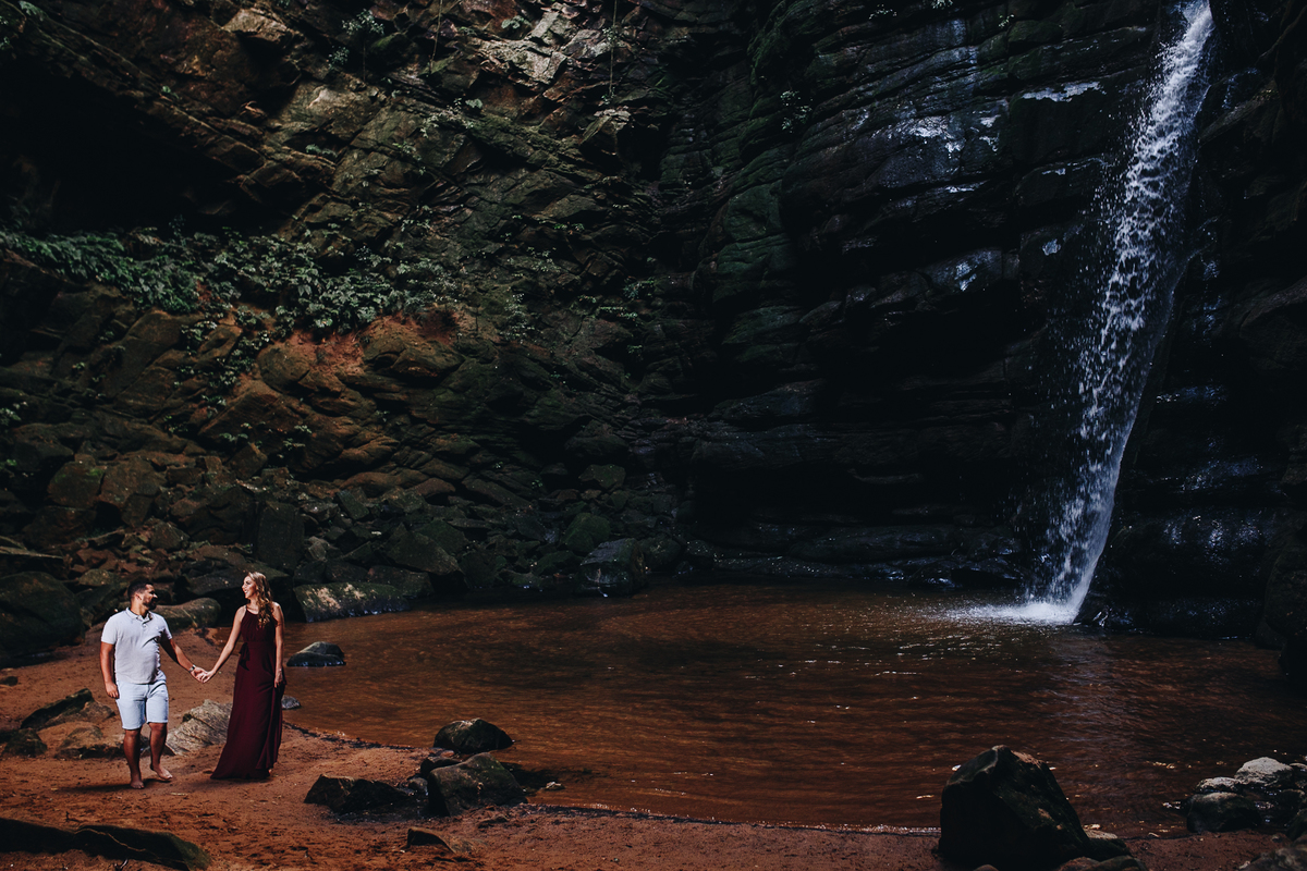 casal caminhando em cachoeira em buraco do padre