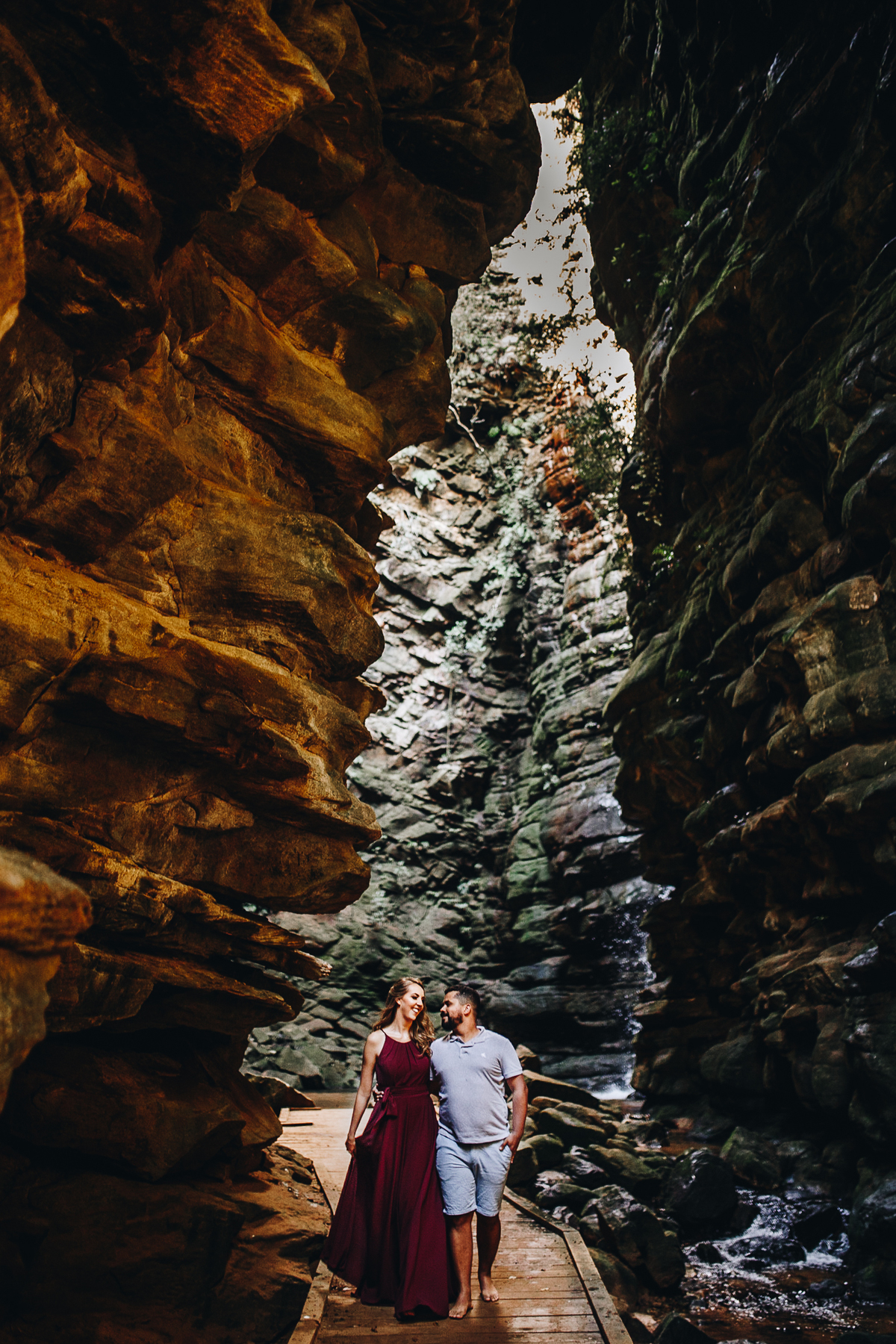 casal caminhando em lindo corredor de pedras em ponta grossa