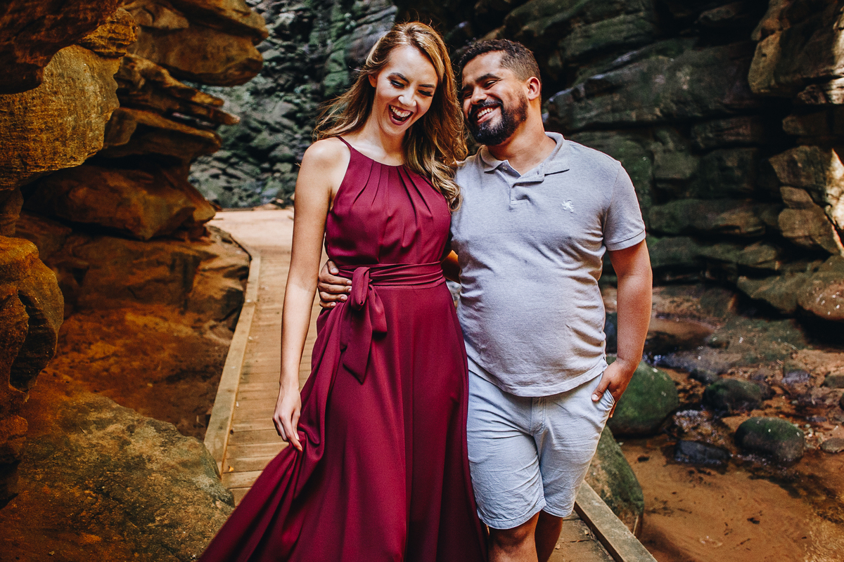 casal lindo caminhando pela ponte de madeira em buraco de padre