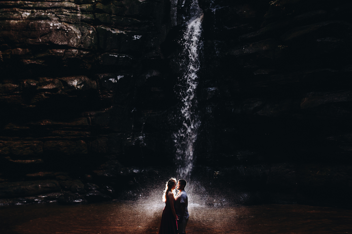 fotos criativas para ensaio de casal na cachoeira buraco do padre