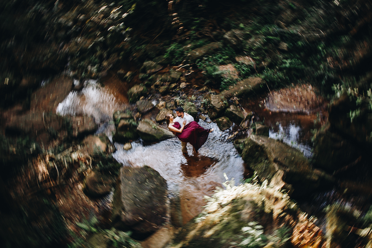 noivo com sua noiva no colo em cachoeira em ponta grossa