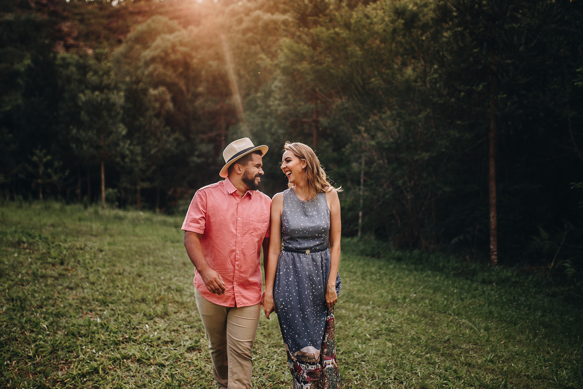 casal estiloso em sessão de fotos no campo