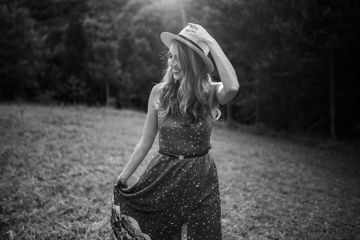 noiva segurando seu lindo vestido em ensaio pré casamento