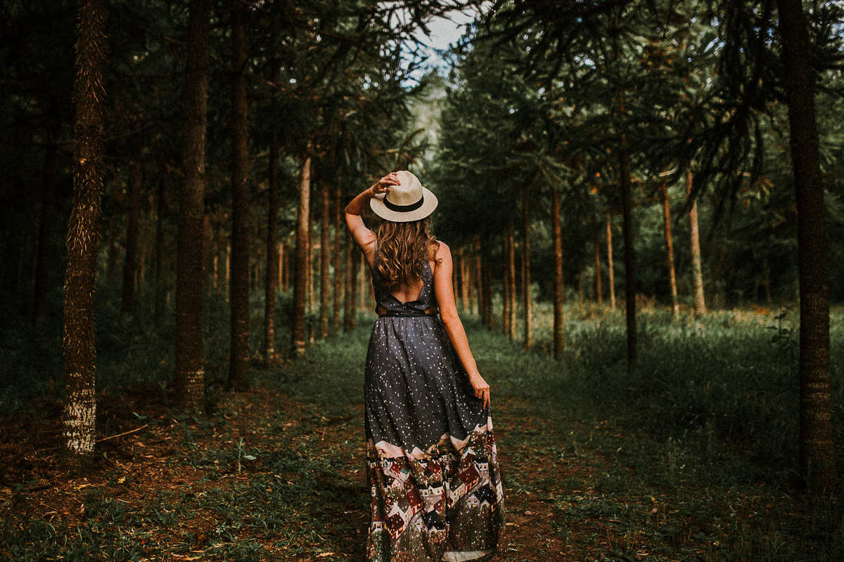 lindo vestido azul com bolinhas brancas da noiva em sessão de fotos