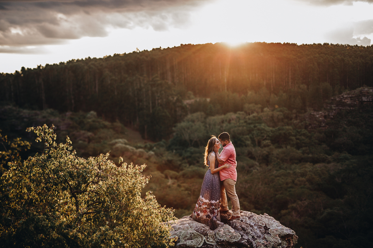linda inspiração para ensaio de casl nas montanhas com pôr do sol