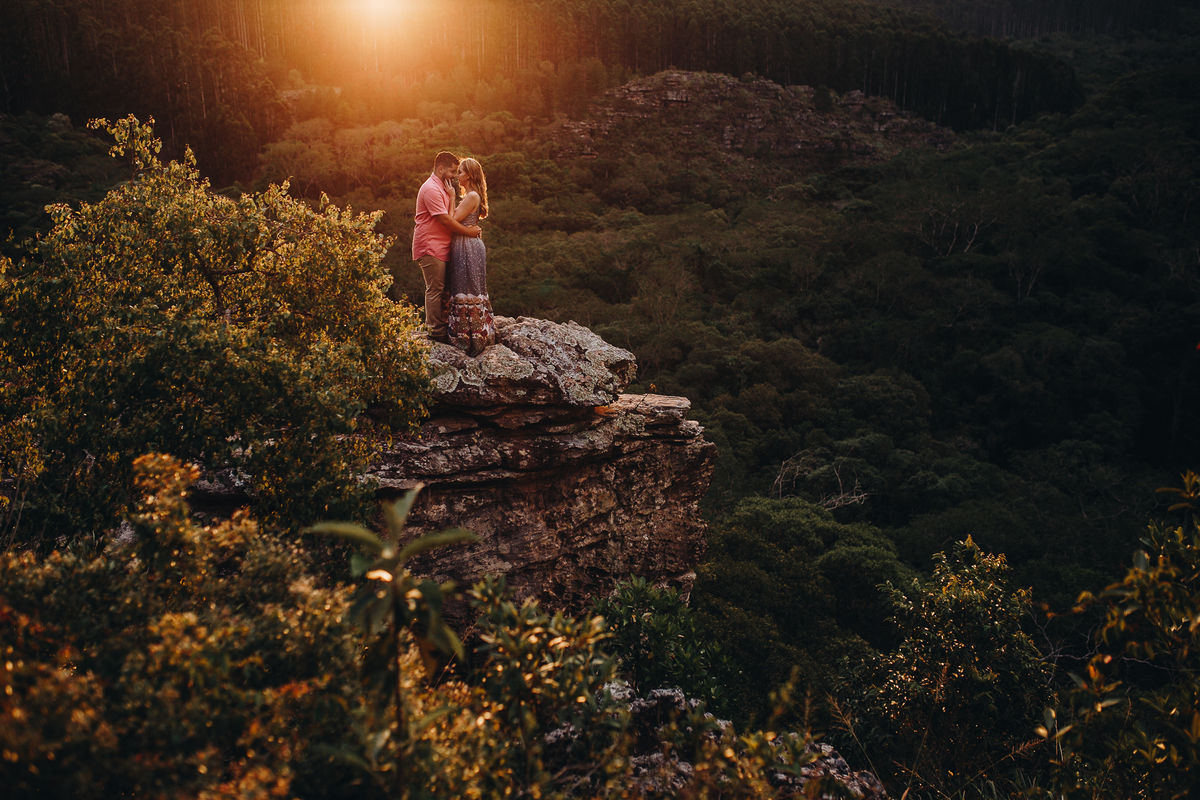 noivos apaixonados em montanha no ensaio pré wedding