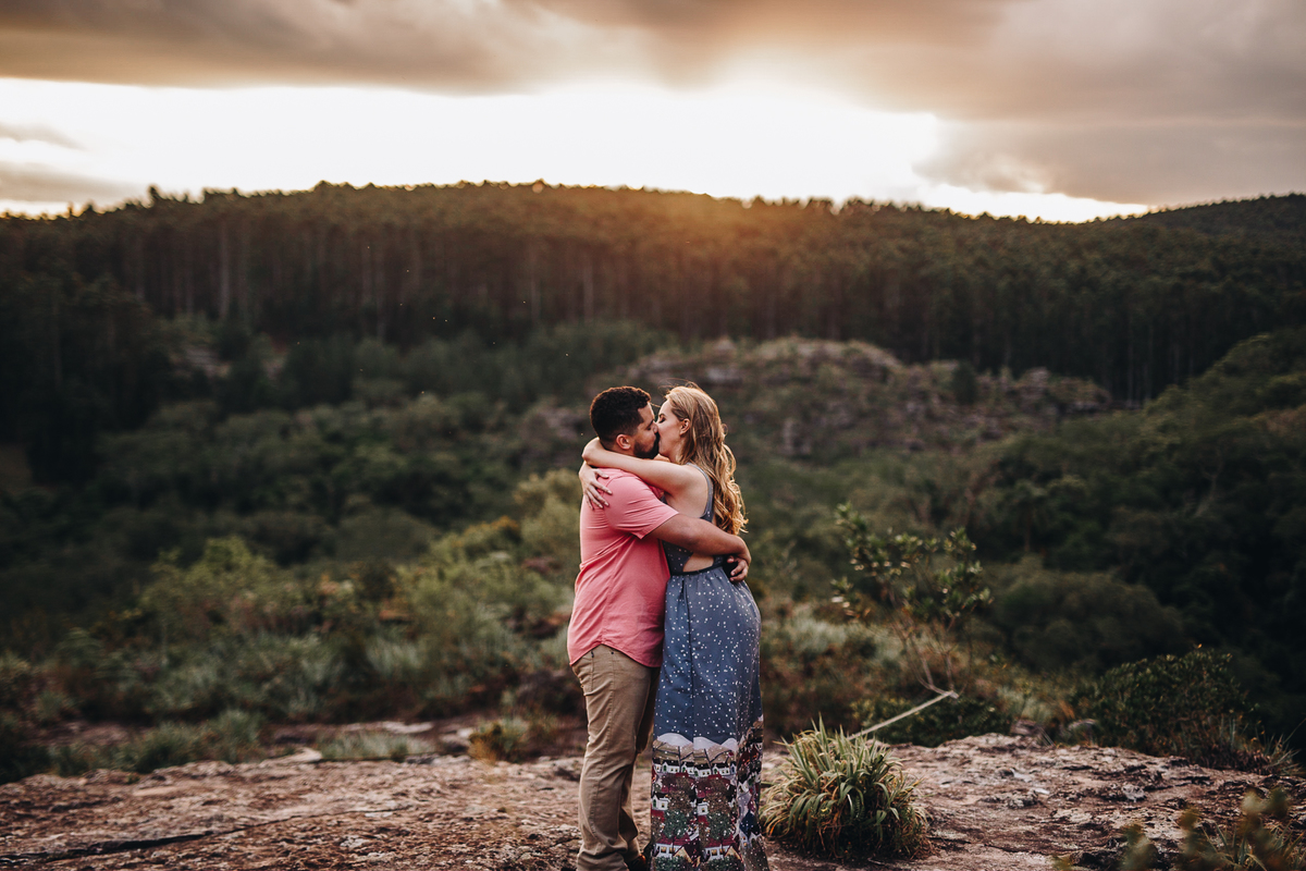 noivo beijando sua noiva em linda montanha em pinta grossa