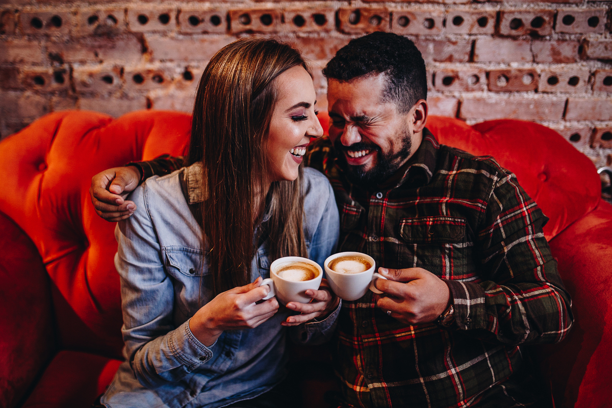 casal se divertindo em sessão de fotos em cafeteria em curitiba