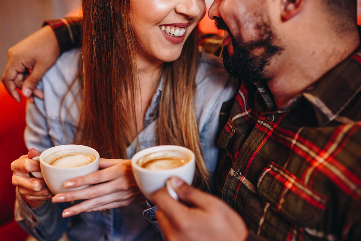 lindo casal tomando café juntos em cafeteria no brasil