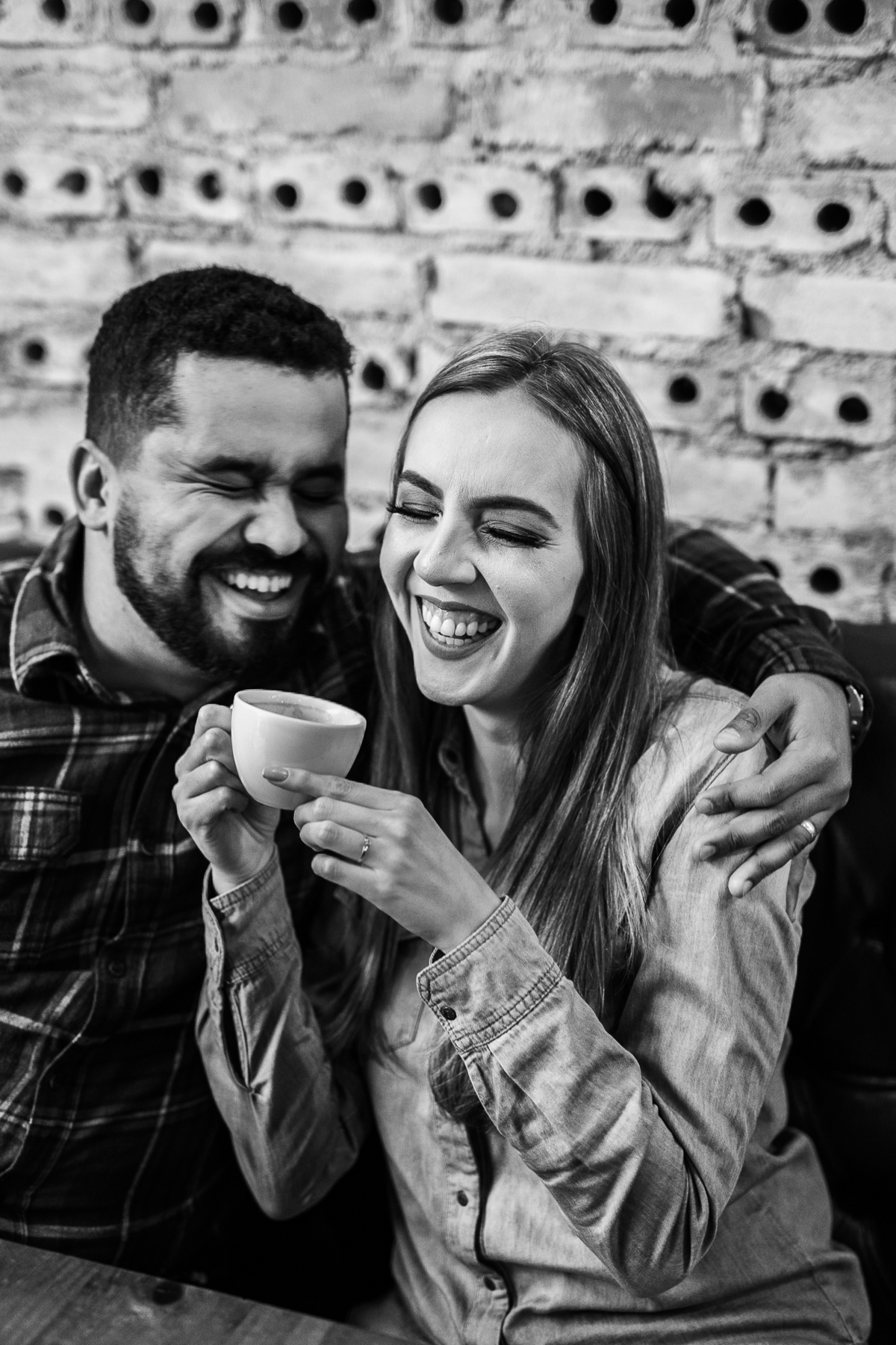 noivos sorrindo muito em sessão de fotos no brasil