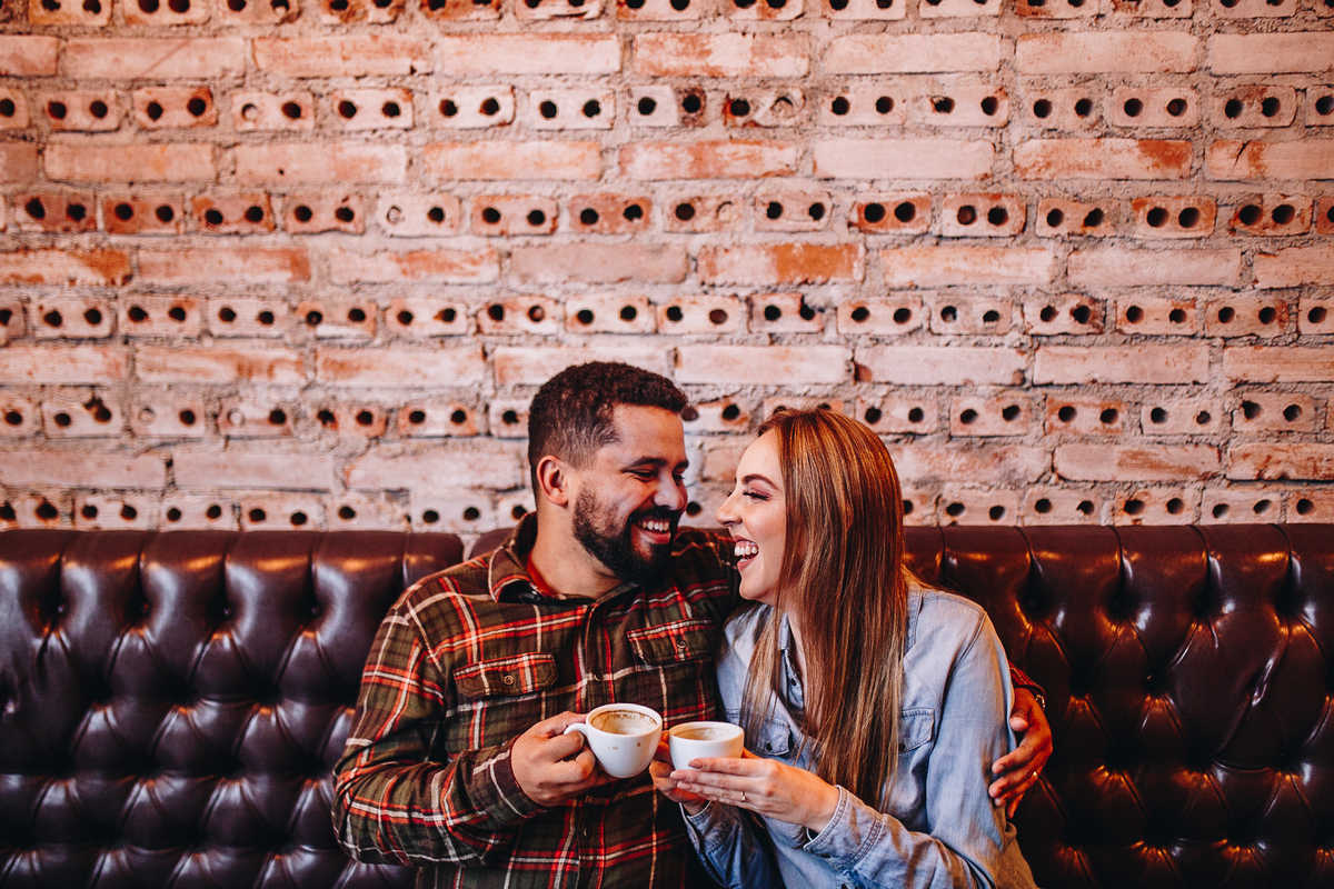 noivo abraçado com sua noiva tomando café em chelsea em curitiba