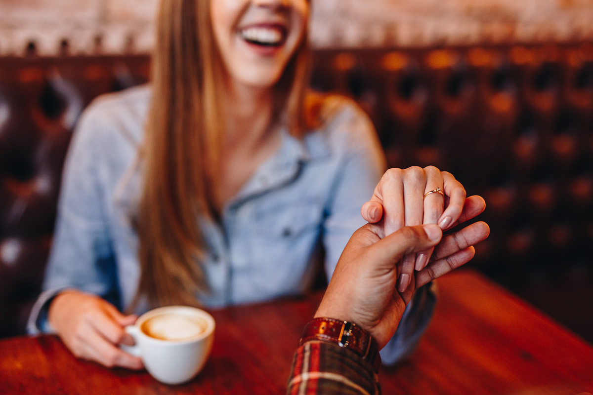 noivo segurando mão de sua noiva em linda padaria em curitiba