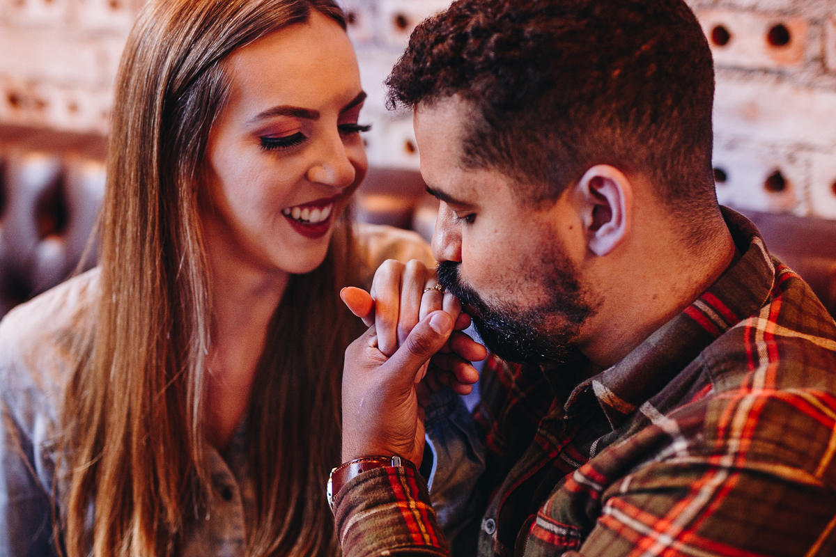 noivo beijando mão de sua noiva em chelsea em curitiba