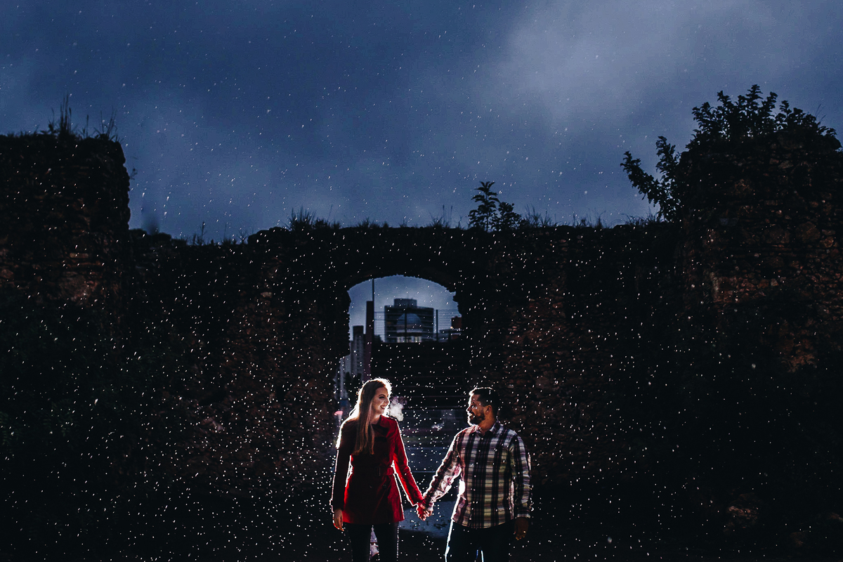 linda foto de noivos caminhando no centro de curitiba