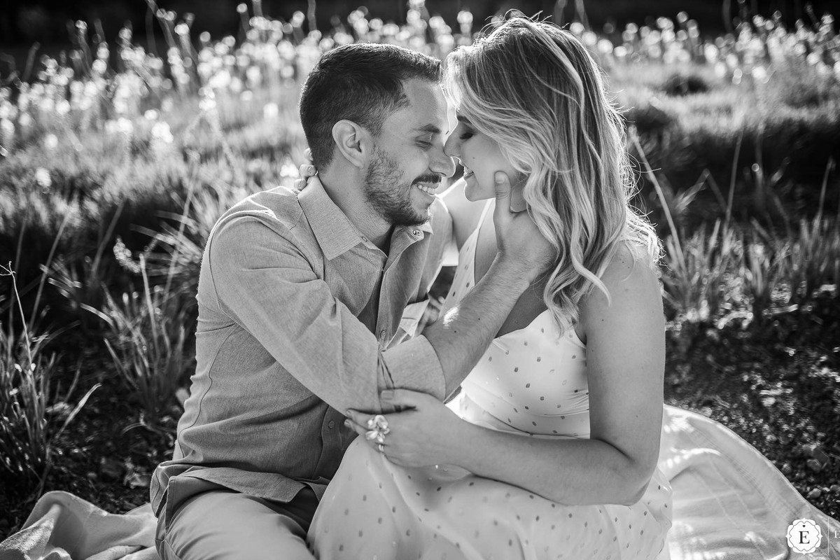lindo casal apaixonado em sessão de fotos no brasil