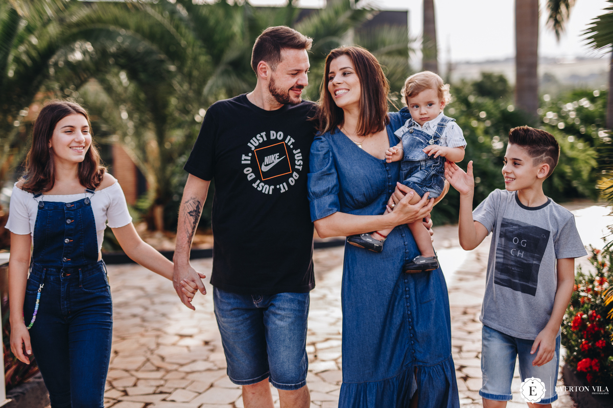familia andando juntos e se divertindo em ensaio ao ar livre